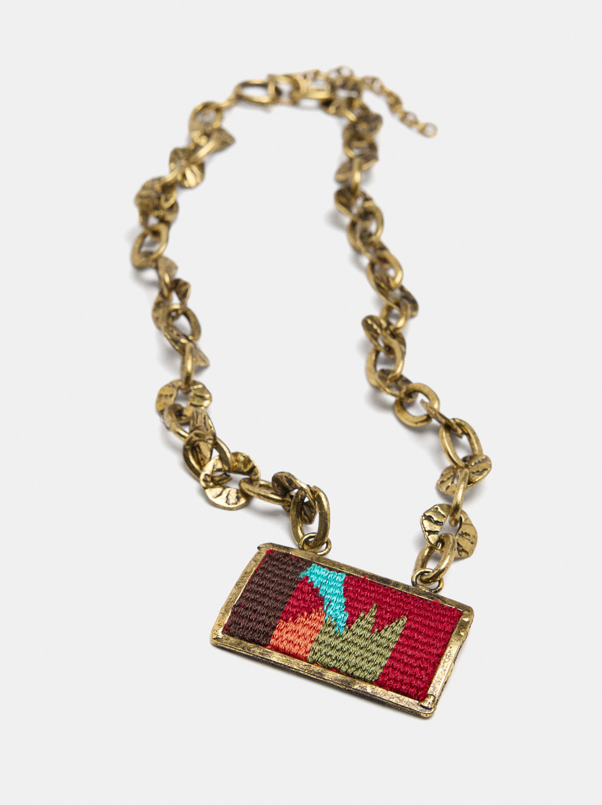 שרשרת עם תליון פלטה וחוטים צבעוניים