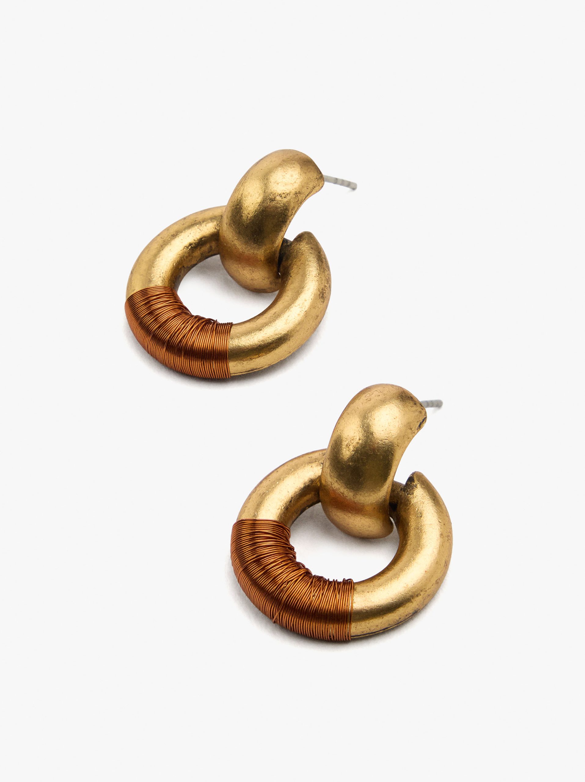 עגילי חישוק עם חוטים